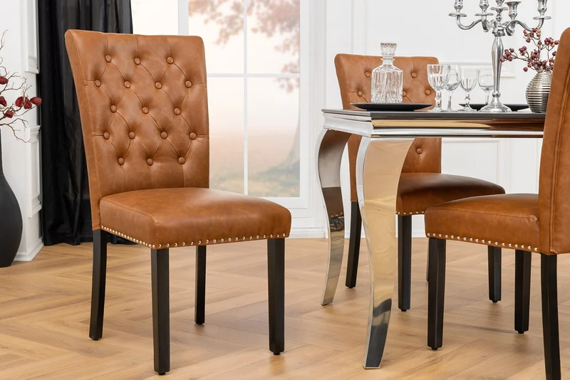 Lot de 2x chaises Chesterfield CASTLE en similicuir marron et bois d'hévéa noir avec rivets décoratifs