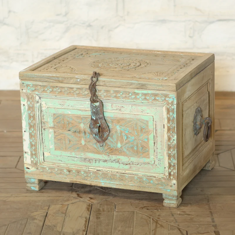 Coffre ancien sculpté vert patiné — bois massif 17×23×16"