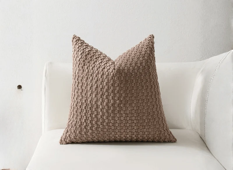 Coussin marron en tissu texturé doux 45x45 cm DUNE