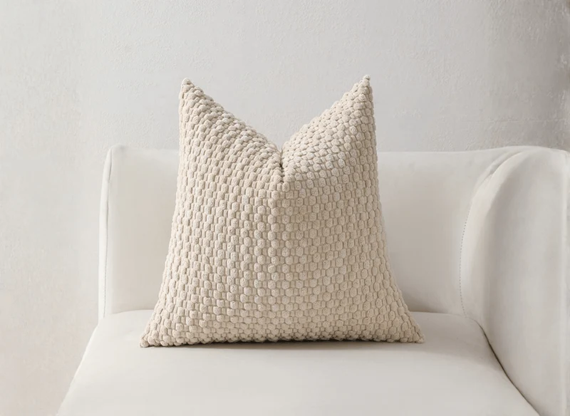 Coussin beige en tissu texturé doux 45x45 cm DUNE
