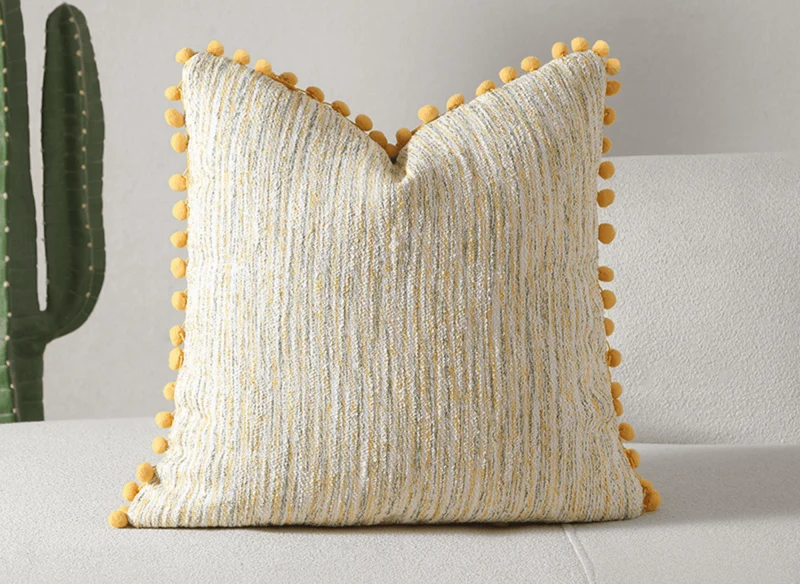 Coussin jaune et beige en tweed avec ponpons 45x45 cm POPINE