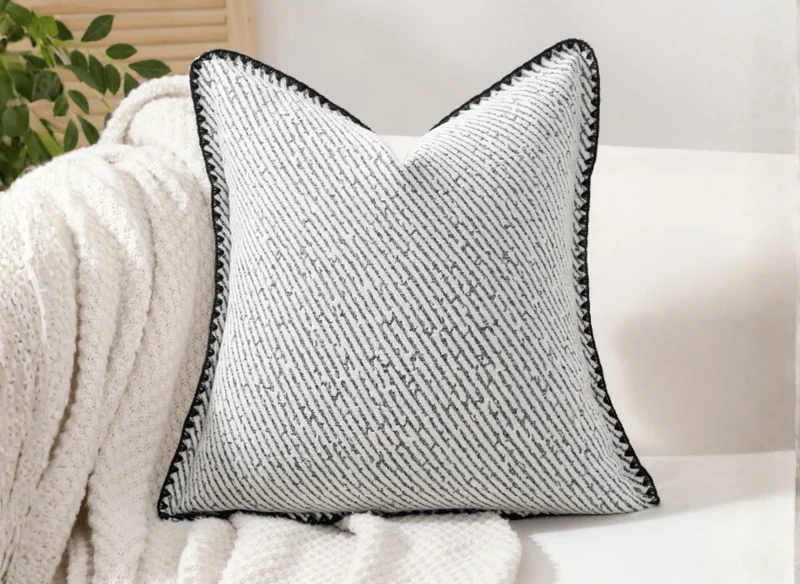 Coussin blanc à rayures et surpiqûres noires 45x45 cm ZIGGY