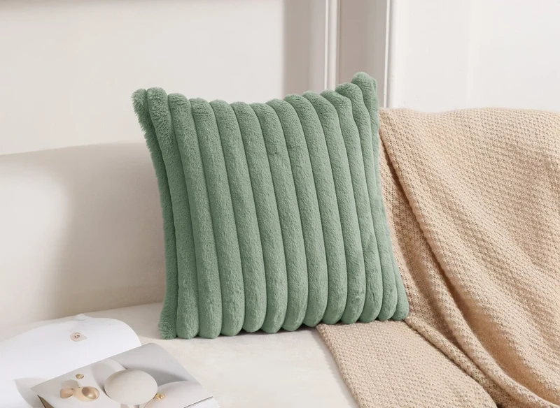 Coussin carré en velours côtelé effet fourrure vert d'eau 45x45 cm URBAIN