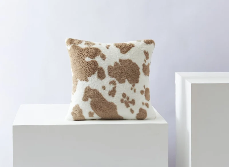 Coussin carré 45x45 cm en tissu poils effet peau de vache taupe et blanc SAKINA