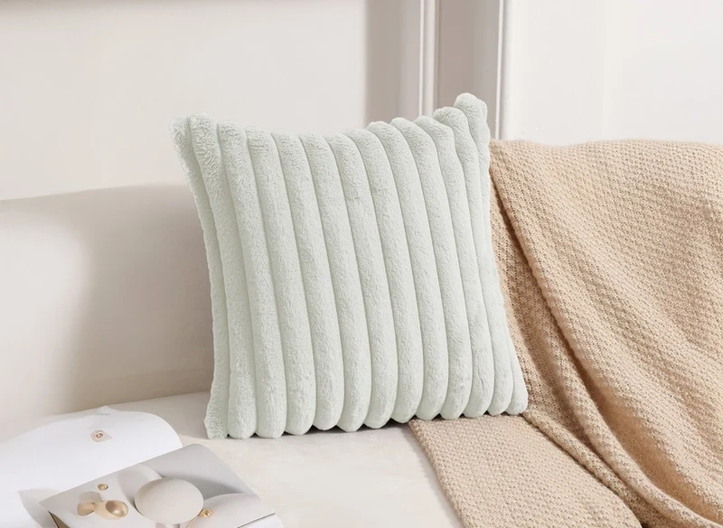 Coussin carré en velours côtelé effet fourrure blanc écru 45x45 cm URBAIN