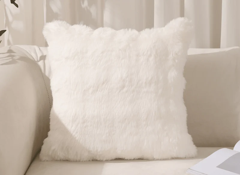 Coussin blanc effet fourrure 45x45 cm KAELA