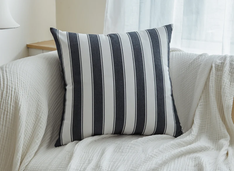 Coussin à rayures blanches et noires 50x50 cm JORA