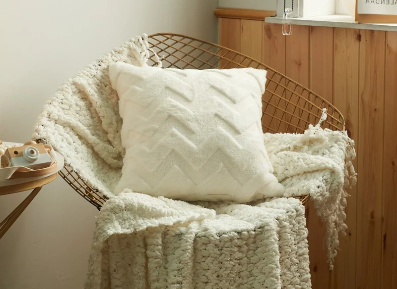 Coussin carré 45x45 cm en tissu doux motif chevron beige HARRY